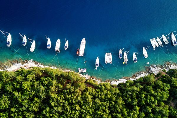 Dronefoto over både og yacht