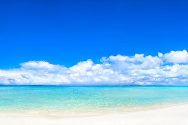 Bounty strand med krystalklart vand, hvidt sandstrand.