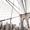 Brooklyn Bridge i New York City. Billedet er taget nedefra og er i grålige nuancer