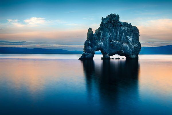 Hvitserkur er en spektakulær sten i havet på Islands nordlige kyst. På dette billede afspejler Hvitserkur i havvandet efter midnat solnedgang.