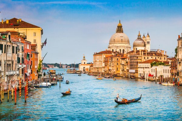 Canal Grande i Venedig med gondoler der sejler