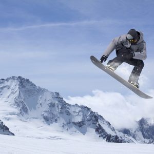 Snowboarder der hænger i luften i det smukke sneklædte landskab