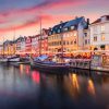 Nyhavn om aftenen med flot himmel i lyserøde farver