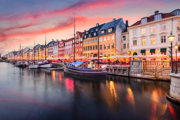 Nyhavn om aftenen med flot himmel i lyserøde farver