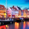 Nyhavn med blikstille vand overflade, farver der genspejler sig i vandet