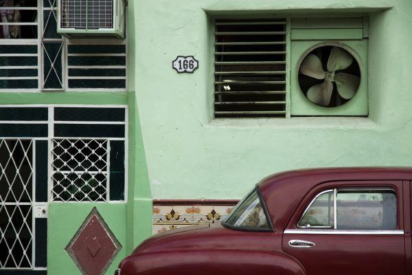 Facade i Havanna, old school stil, med vintage bil i bordeaux