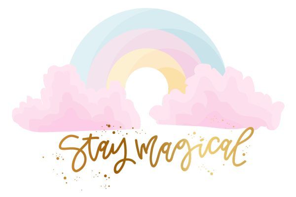 Regnbue med candyfloss lignende skyer med teksten i guldfarvet " Stay magical"